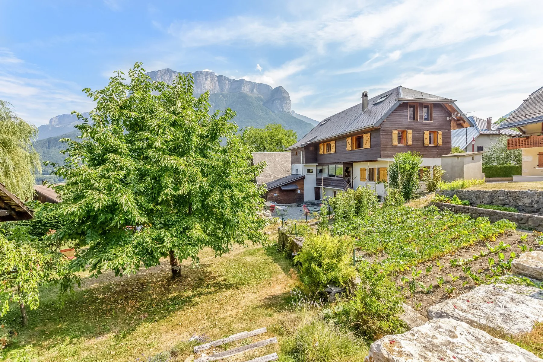 La maison et son jardin au pied des montagnes à Alex