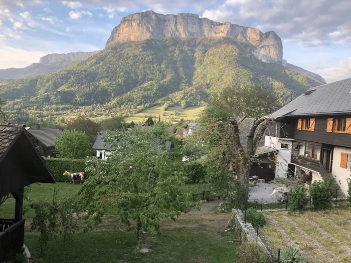 Le village et les montagnes autour du gîte