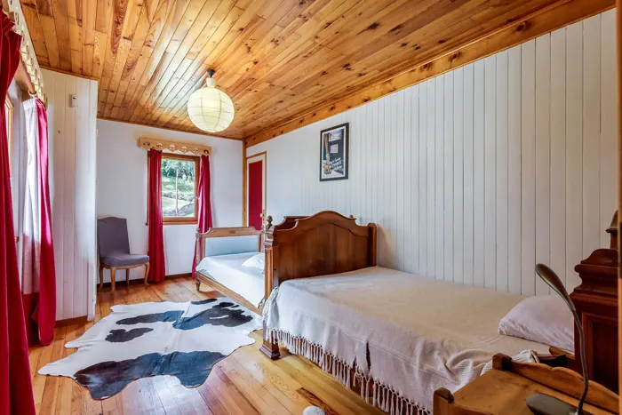 Une chambre à deux lits