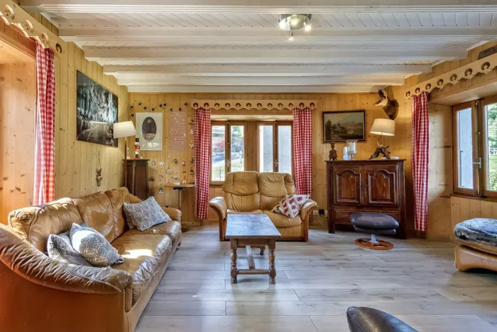 Le salon principal avec cheminée